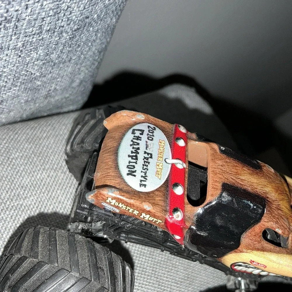 Hot Wheels Monster Jam Truck Monster‎ Mutt 2010 Freestyle Champion 1:64 Dog